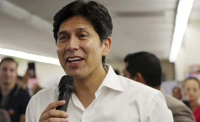 Kevin de Leon talked to volunteers at his Boyle Heights campaign office in Los Angeles on Election Day, Tuesday, Nov. 6, 2018. 